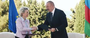 EU-Kommissionspräsidentin Ursula von der Leyen und Aserbaidschans Präsident Ilham Aliyev unterzeichneten am Montag in Baku eine Absichtserklärung, wonach über den südlichen Gaskorridor innerhalb von fünf Jahren doppelt so viel Gas im Jahr geliefert werden soll wie bisher.