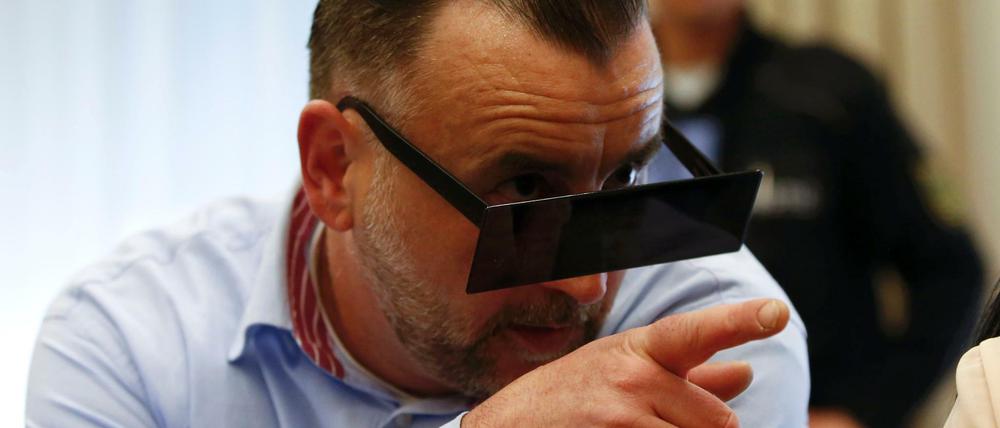 Lutz Bachmann erschien mit eckiger Sonnenbrille vor Gericht. 