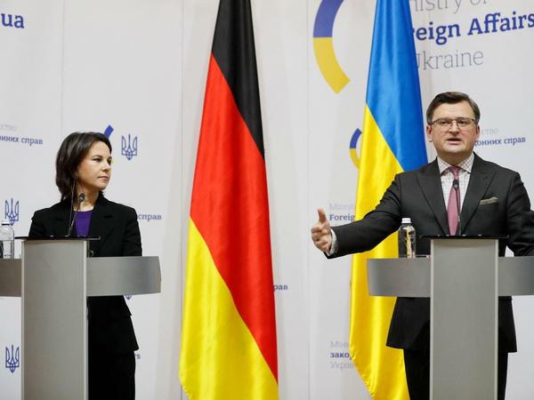 Außenministerin Annalena Baerbock und ihr ukrainischer Amtskollege Dmytro Kuleba