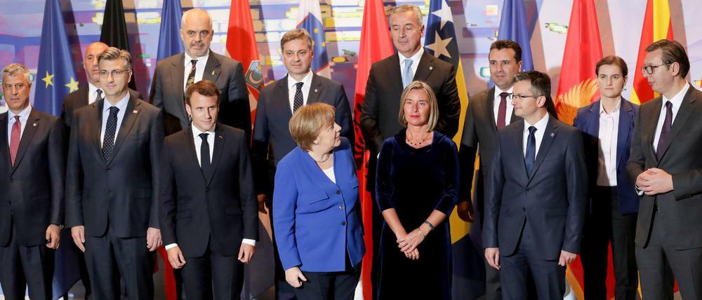 Bundeskanzlerin Angela Merkel (Mitte) und Frankreichs Staatspräsident Emmanuel Macron stehen beim Gruppenfoto mit Teilnehmern der Balkan-Konferenz im Kanzleramt.