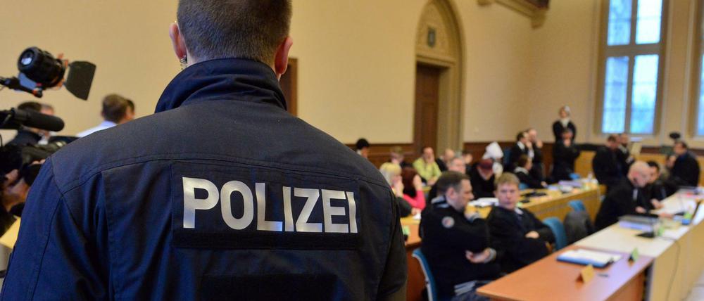 Angeklagte und ihre Verteidiger warten im Dezember 2015 im Landgericht in Erfurt (Thüringen) auf den Beginn eines Prozesses wegen eines rechtsextremen Überfalls auf eine Kirmesgesellschaft im thüringischen Ballstädt. 