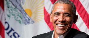 So kennt man den ehemaligen Präsidenten der USA: Barack Obama, breit grinsend.