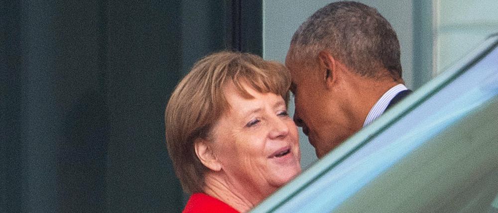 Kanzlerin Angela Merkel (CDU) und der ehemalige US-Präsident Barack Obama verabschieden sich vor dem Kanzleramt.
