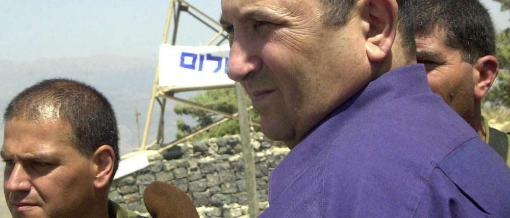 Israels damaliger Premierminister Ehud Barak im Jahr 2000 an der Grenze zum Libanon im Kibbutz Misgav Am. 