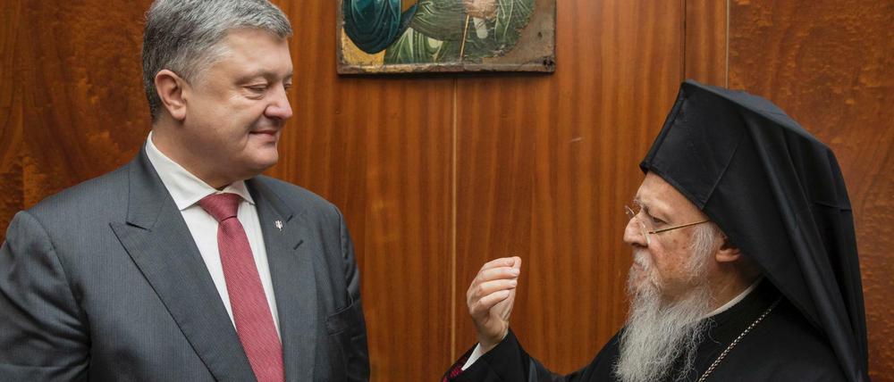 Bartholomaios I. (r), der Ökumenische Orthodoxe Patriarch, spricht mit dem Präsident der Ukraine Petro Poroschenko.