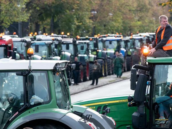 Bauern fahren bei einer Protestaktion gegen das EU-Mercosur-Freihandelsabkommen mit ihren Treckern um die Siegessäule.