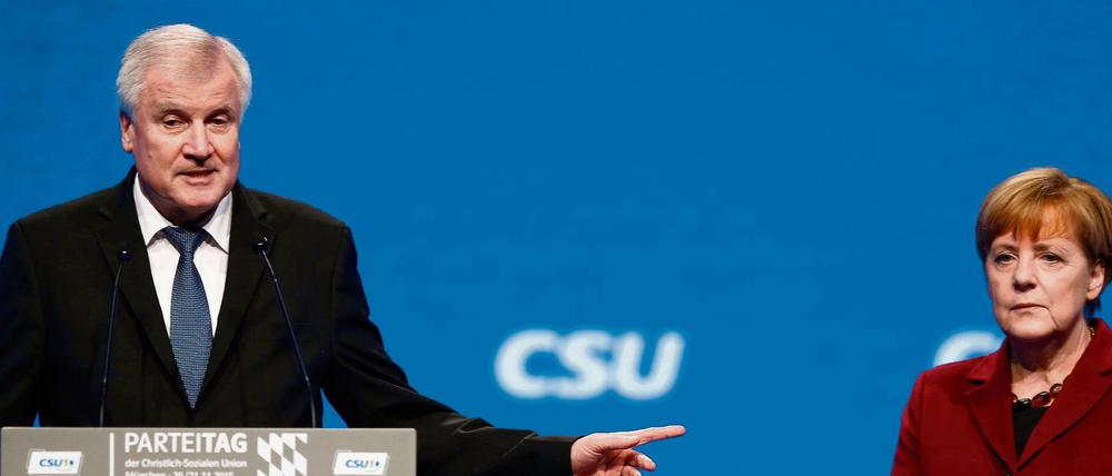 CSU-Chef Horst Seehofer (links) hat Bundeskanzlerin Angela Merkel zuletzt immer wieder heftig kritisiert. 