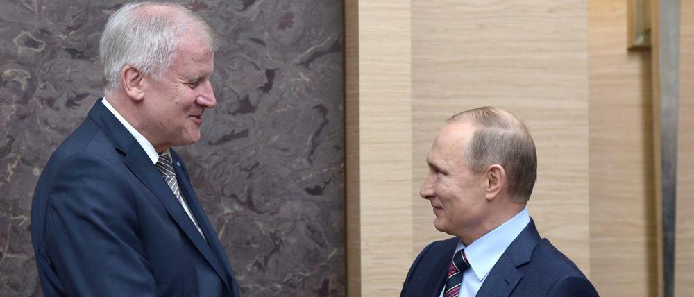 CSU-Chef Horst Seehofer trifft Wladimir Putin in Moskau - die Reise war umstritten.