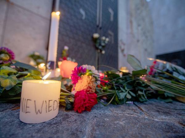 "Nie Wieder" steht auf einer Kerze vor der Türte der Münchener Synagoge. (Archivbild)