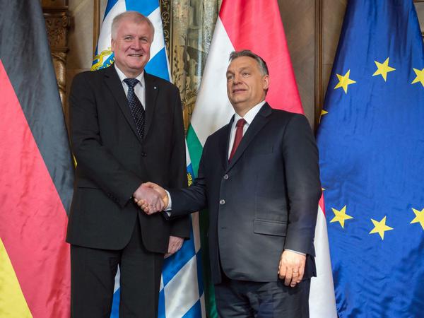 Bayerns Ministerpräsident Horst Seehofer (links) beim ungarischen Ministerpräsidenten Viktor Orban in Budapest. 