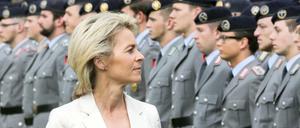Verteidigungsministerin Ursula von der Leyen (CDU) bei einem Besuch an der Bundeswehr-Hochschule HSU in Hamburg. (Archiv)
