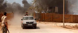 Ein Stützpunkt der Rafalla al-Sihati Brigade, die Teil der libyschen Armee ist, wird von Demonstranten angegriffen. 