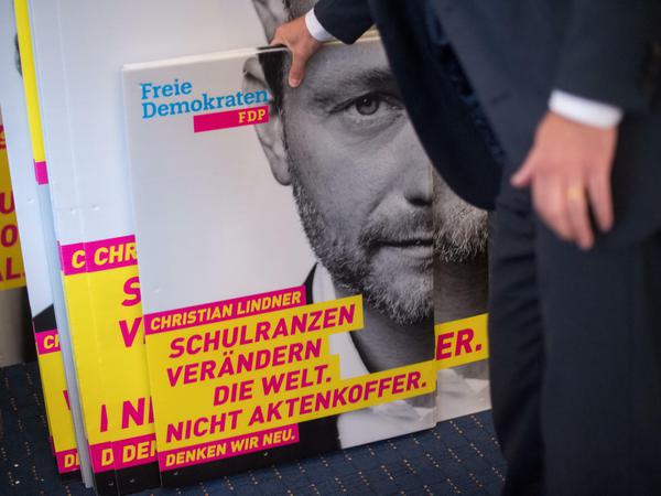 FDP-Chef Christian Lindner ziert die Plakate der Partei.