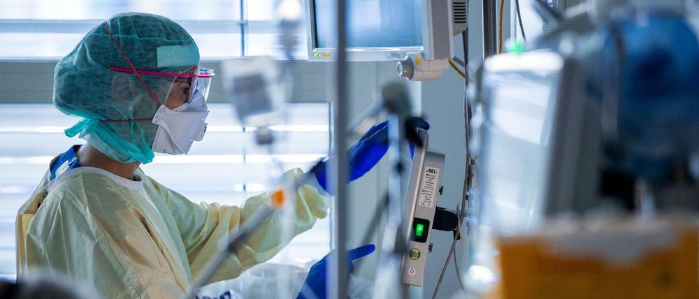 Eine Krankenschwester des Universitätsklinikums Greifswald neben dem Intensivbett eines Covid-19-Patienten.