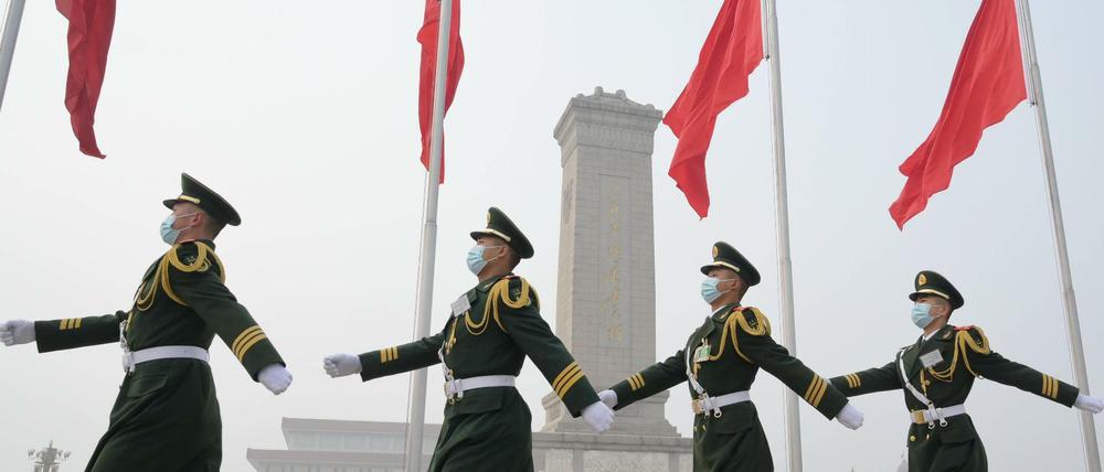 Volkskongress in China: Polizisten marschieren auf dem Platz des Himmlischen Friedens in Peking.
