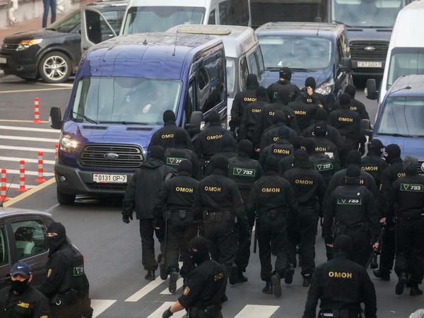 Anonyme Gesetzeshüter: Die OMON zeigt Präsenz auf den Minsker Straßen.