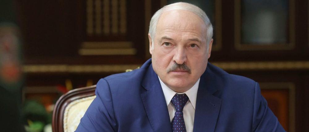 Alexander Lukaschenko, Präsident von Belarus, spricht mit hochrangigen Militärs.