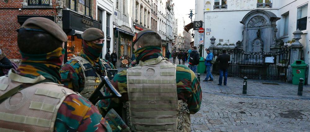 Unter Aufsicht. Soldaten und Polizei patrouillieren überall in der Brüsseler City zwischen Touristen und Anwohnern. Hier überwachen sie die Lage am "Manneken Pis", der Brunnenfigur eines urinierenden Knaben, die zu einem Wahrzeichen der belgischen Hauptstadt geworden ist.