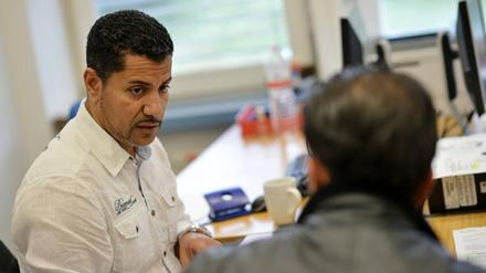 Ein Dolmetscher in der Bamf-Außenstelle Berlin-Spandau im Gespräch mit einem Asylbewerber aus Syrien. 