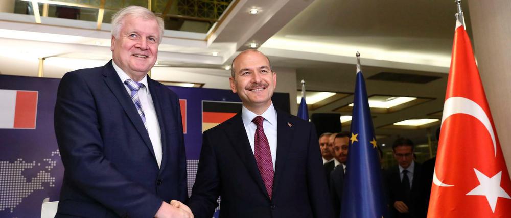 Zwei Innenminister machen Außenpolitik: Horst Seehofer (links) mit seinem türkischen Amtskollegen Suleyman Soylu.