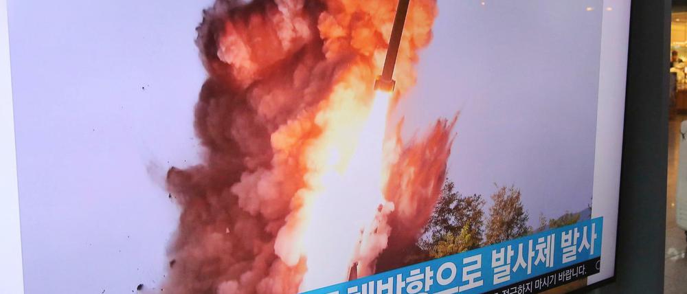 Eine Nachrichtensendung berichtet über einen nordkoreanischen Raketentest