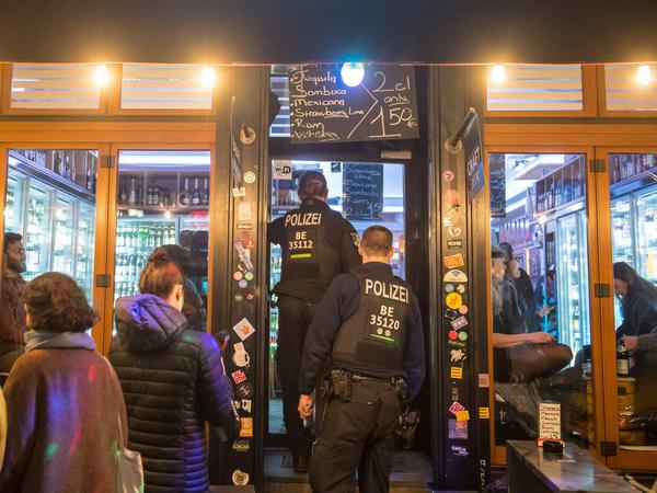 Bislang hat die Polizei rund 2000 Restaurants, Kneipen und Bars überprüft - 835 wurden geschlossen.