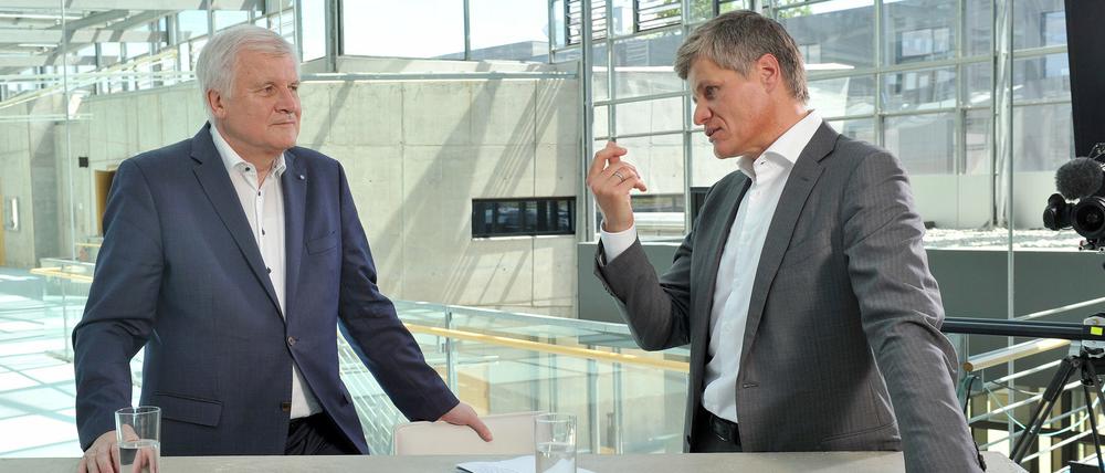 Der CSU-Vorsitzende Horst Seehofer und Thomas Walde in Berlin bei der Aufzeichnung des ZDF-Sommerinterviews. 