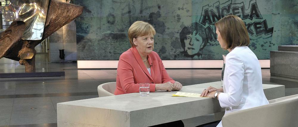 Merkel im Gespräch mit Bettina Schausten im Innenhof des ZDF-Hauptstadtstudios. 