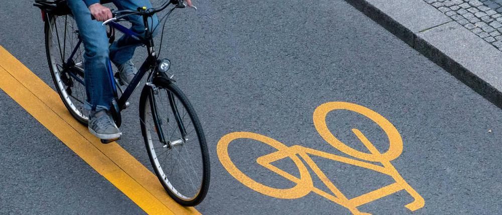 Mehr Schutz für Fahrradfahrer leicht möglich - durch Radwege und Abbiegeassistenten. 