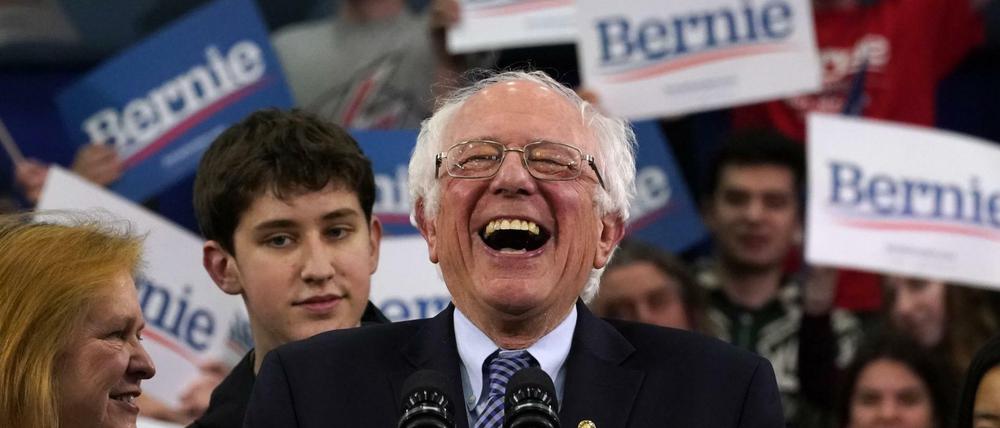 Strahlender Sieger: Senator Bernie Sanders. Noch mehr zu Lachen hatten aber womöglich die Fans des US-Präsidenten: Trump machte sich per Twitter über die Kandidaten der Demokraten lustig. 