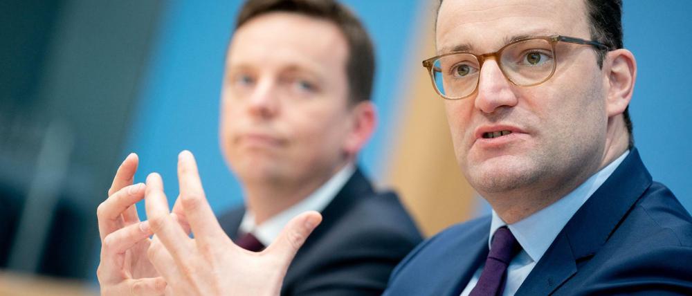 Wollen ausländische Pflegekräfte schneller in den Job bringen. Gesundheitsminister Jens Spahn und der saarländische Ministerpräsident Tobias Hans (beide CDU).