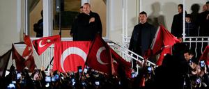 Der türkische Außenminister Mevlüt Cavusoglu lässt sich in Hamburg vor der Residenz des türkischen Generalkonsuls an der Außenalster von 200 Anhängern feiern.
