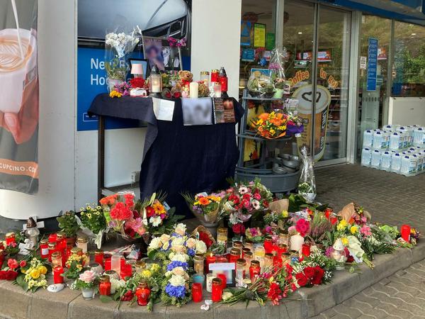 In Gedenken an den ermordeten Tankstellenkassier wurden Blumen und Kerzen aufgestellt.
