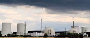dunkle Wolken über vier Kühltürmen und zwei kugeligen Reaktorgebäuden