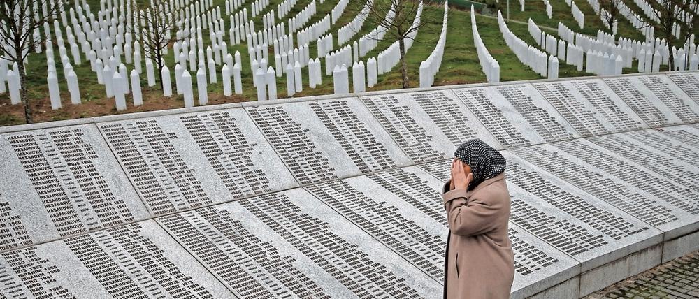 Eine Frau betet an der Gedenkstelle für die 1995 ermordeten 8000 Jungen und Männer.