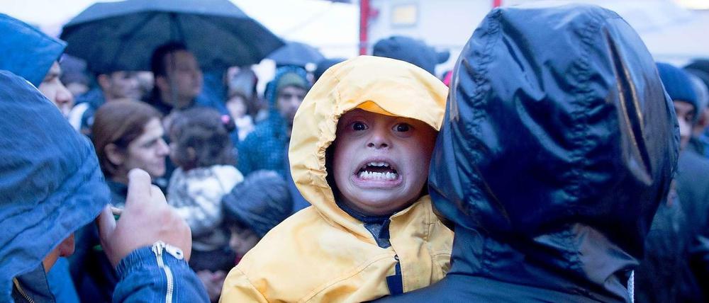 In der neuen Welt: Vor dem LaGeSo in Berlin stehen Flüchtlinge im Regen und warten auf ihre Registrierung.