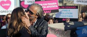 Griechen und Deutsche küssen sich vor dem Kanzleramt.