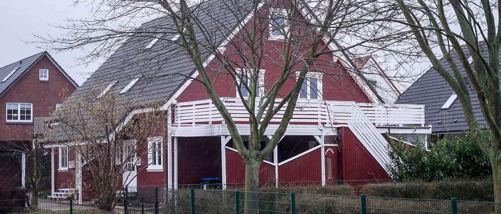 Das leerstehende Doppelhaus in Escheburg (Schleswig-Holstein), das als Unterkunft für Asylbewerber genutzt werden sollte und auf das ein Brandanschlag verübt wurde.