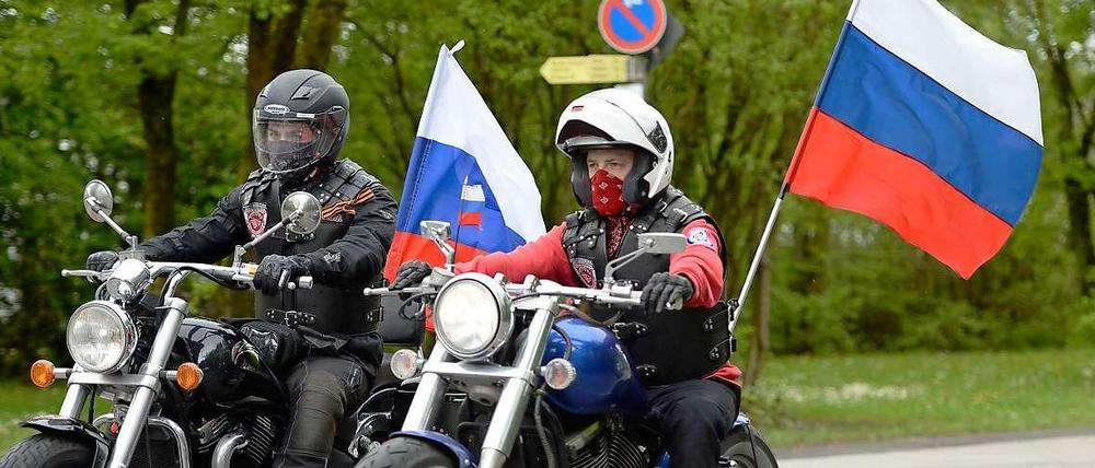 Putins böse Buben, immer mit Fahne im Gepäck.