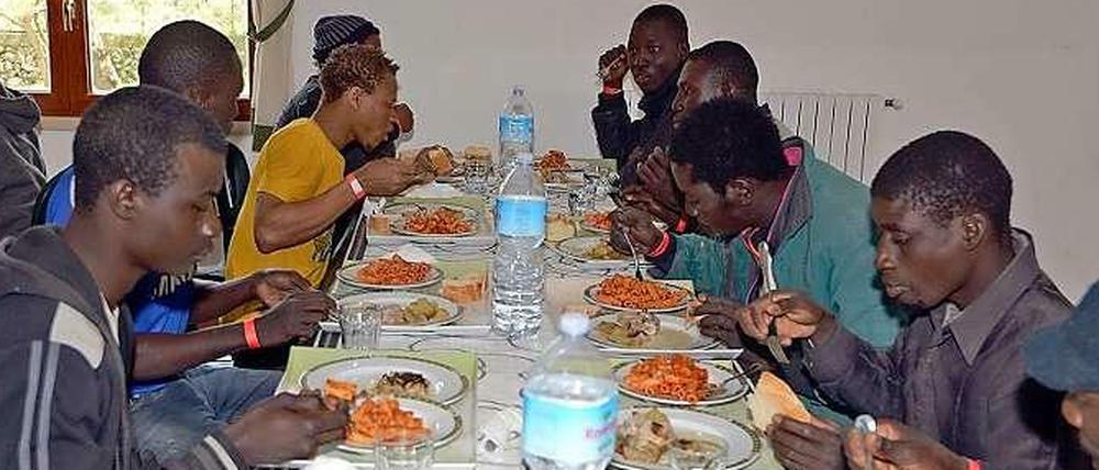 Italienische Nudeln für Flüchtlinge aus Afrika.