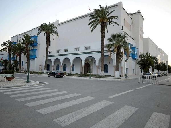 Das Nationalmuseum Bardo in Tunis beherbergt eine der bedeutendsten Mosaiksammlungen der Welt mit römischen, christlichen, jüdischen und islamischen Mosaiken. Das Museum befindet sich in dem alten Bardo-Palast (Mitte) und wurde 2012 um einen modernen Anbau ergänzt (ganz rechts). Dort befindet sich auch die große Eingangshalle mit den Kassen. Links im Bild das tunesische Parlament, in dem zuvor die verfassungsgebende Versammlung getagt hatte. Das Bardo-Museum ist das bedeutendste Museum Tunesiens, der Angriff zwei tage vor dem Nationalfeiertag trifft die Nation ins Herz. 