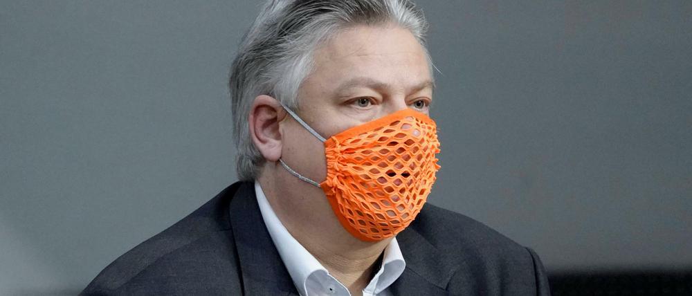 Thomas Seitz mit seiner Netzmaske.