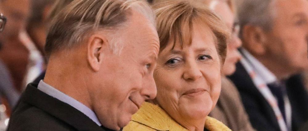 Politische Avancen: Angela Merkel (CDU) sondiert ab Mittwoch auch mit Jürgen Trittin (Grüne) über eine Jamaika-Koalition. 