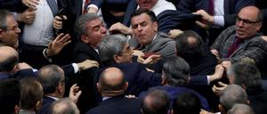 Schlägerei im türkischen Parlament am Rande der Debatten über die geplante Verfassungsreform.  