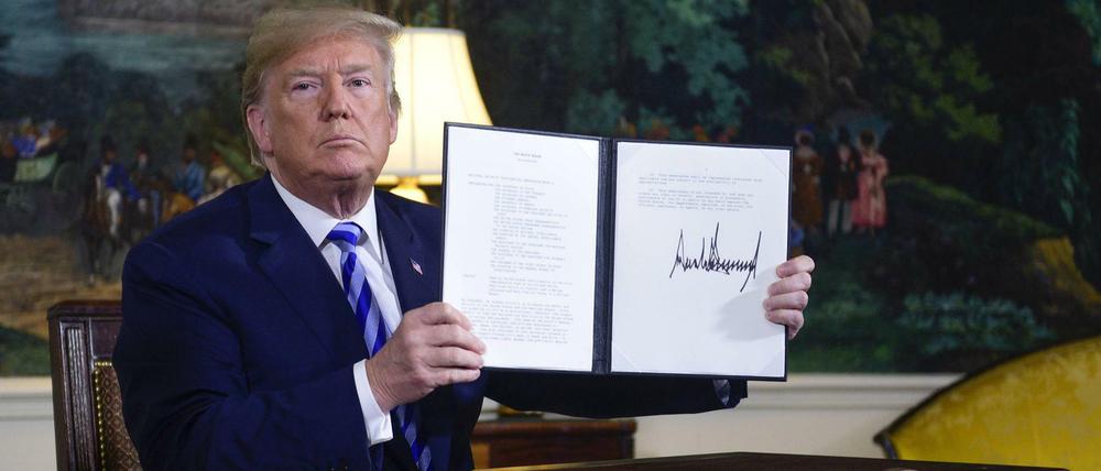 US-Präsident Donald Trump präsentiert am 8. Mai dieses Jahres das von ihm unterzeichnete Memorandum, das den Ausstieg der USA aus dem Atomabkommen mit dem Iran besiegelt. 