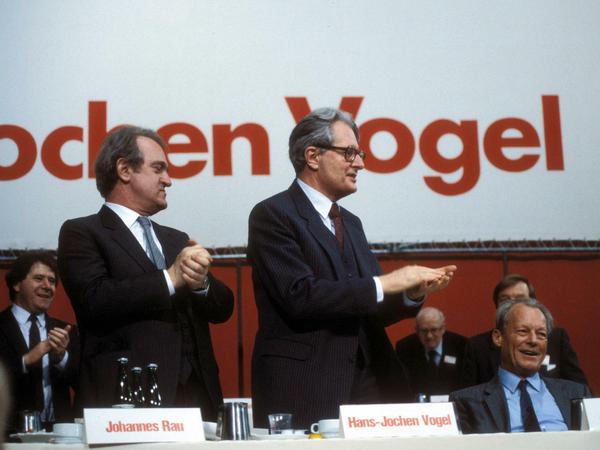 Johannes Rau (links) und Hans-Jochen Vogel Bundestagsfraktionsvorsitzender klatschen während des Bundesparteitags der SPD in Dortmund 1983.