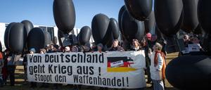 Protest gegen Waffenexporte vor dem Reichstagsgebäude am zweiten Weihnachtsfeiertag - mit Ballon ins Form von Bomben. 