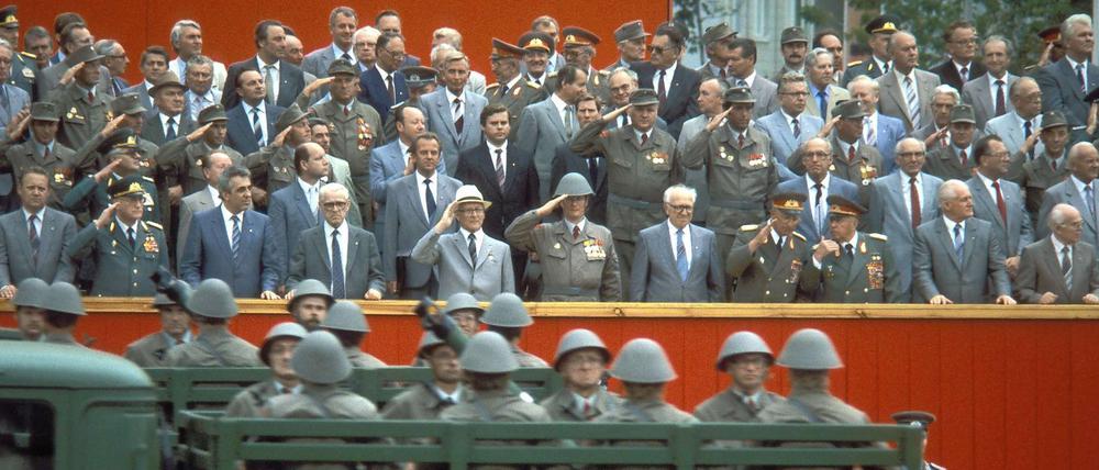 Mielke wusste alles über sie: Die SED- und Staatsführung bei der Militärparade 1986 in Ostberlin zum 25. Jahrestag des Mauerbaus.
