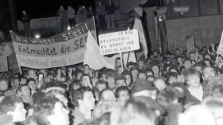 Der Druck vor dem Tor der Stasi-Zentrale in Lichtenberg wurde an jenem 15. Januar 1990 immer größer. 