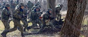 Ukrainische Grenzsoldaten bei einer Übung. 